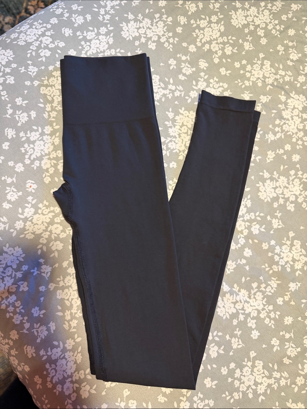 SKIMS LEGGINGS size xs super soft
NWOT